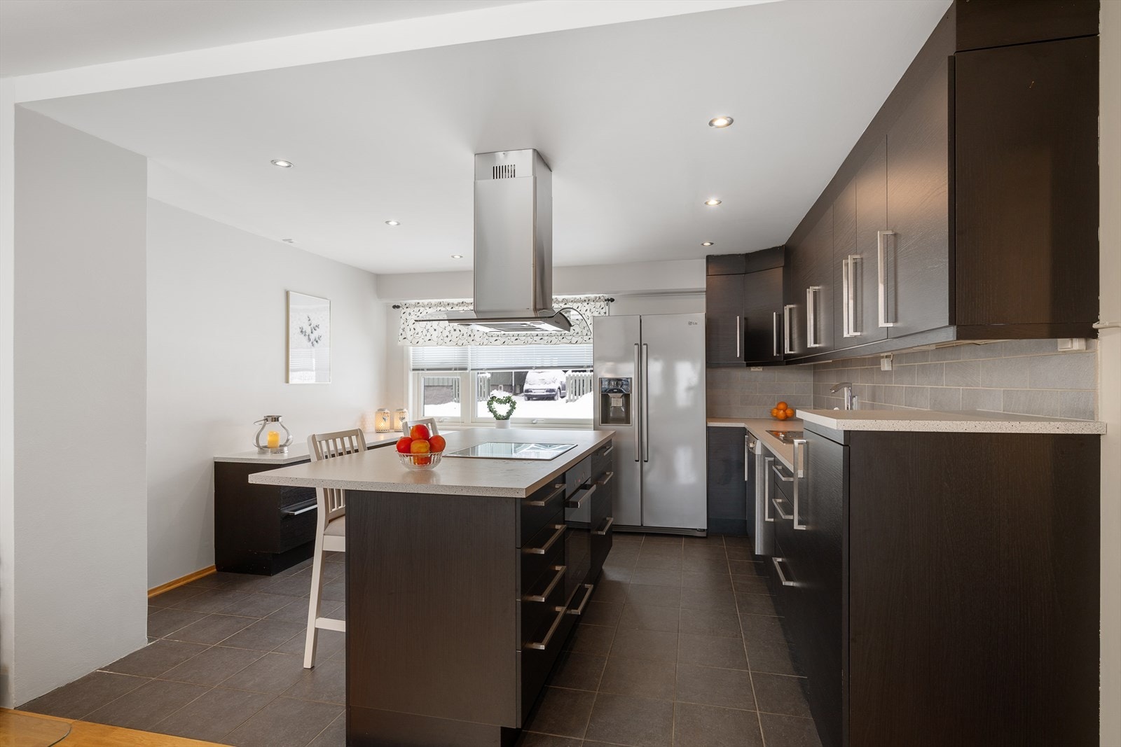 En praktisk og innbydende 2-roms leilighet med åpen løsning mellom stue og kjøkken. Galleribilde