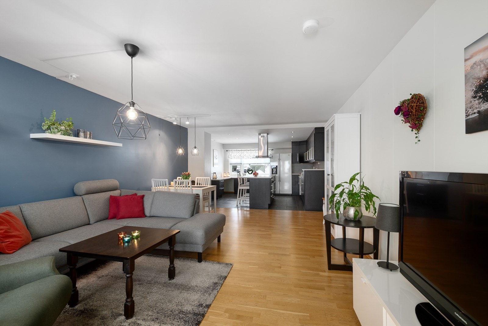 Stuen og kjøkken er i åpen løsning som skaper et sosialt oppholdsrom. Galleribilde