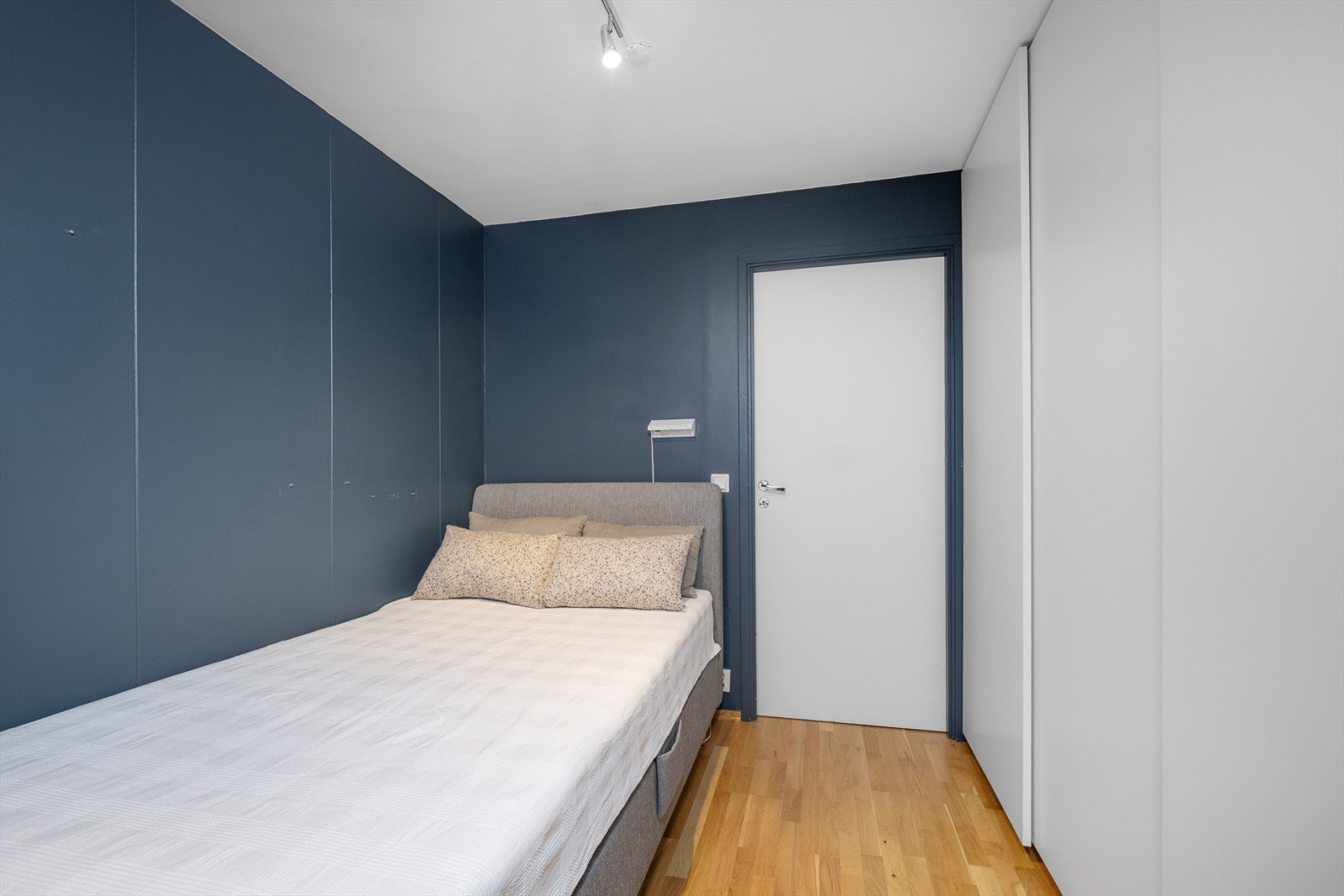 Soverommet har innsatt større skyvedørs garderobe. Galleribilde