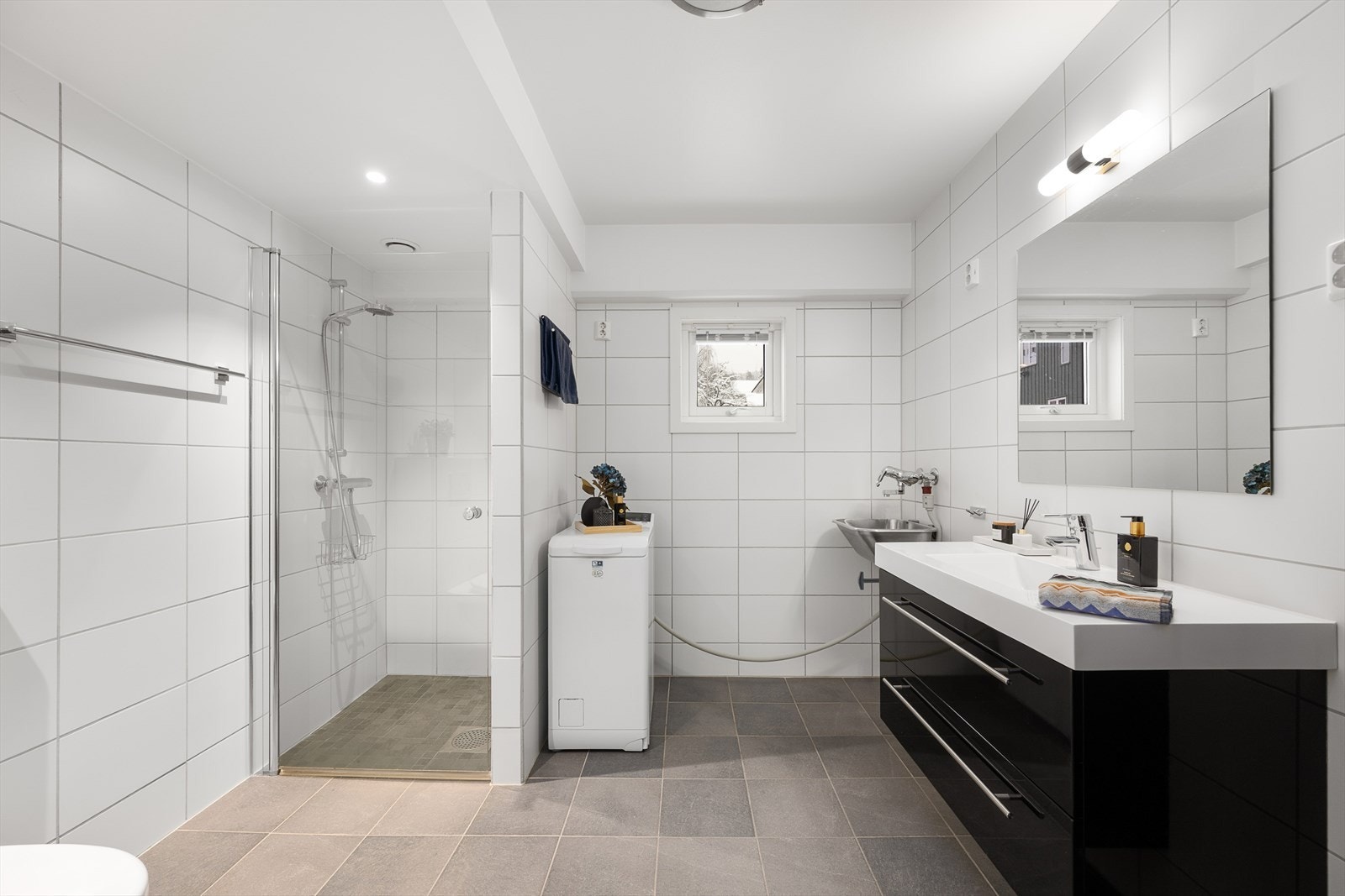 Badet ble renovert rundt 2010 og fremstår delikat med flislagte overflater. Galleribilde