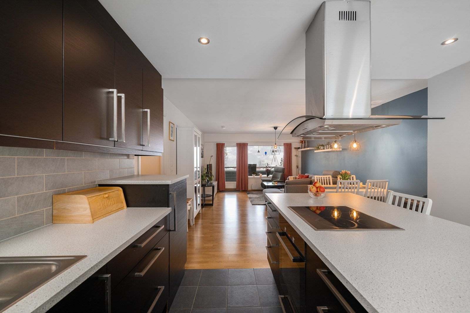 Fra kjøkkenet har man full oversikt over stuen, noe som inviterer til sosial matlaging. Galleribilde