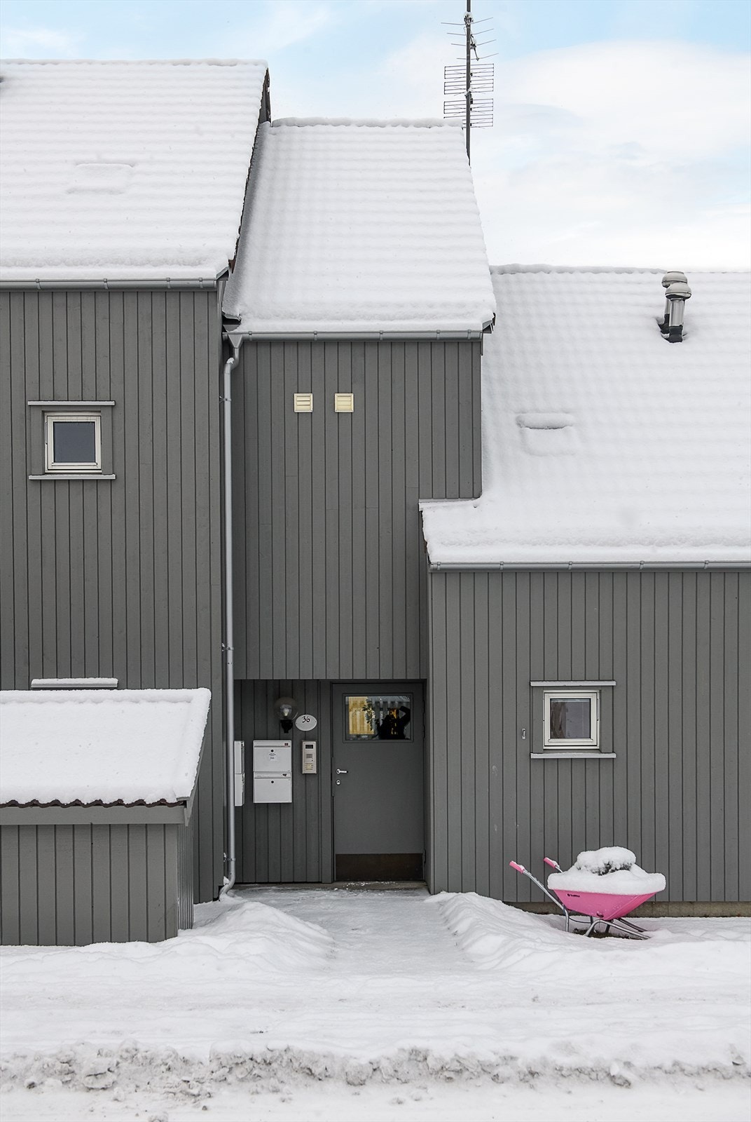 Inntrukket og overbygget inngangsparti med enkel adkomst direkte fra gangveien. Galleribilde