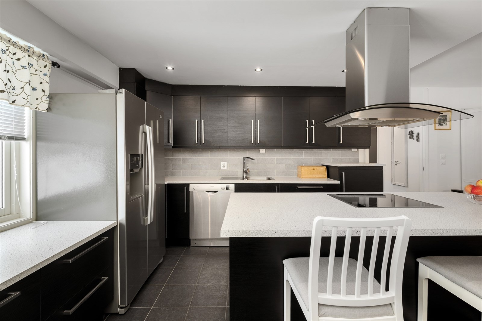 Innredningen har takhøye overskap for optimal oppbevaring og opplegg for oppvaskmaskin. Galleribilde