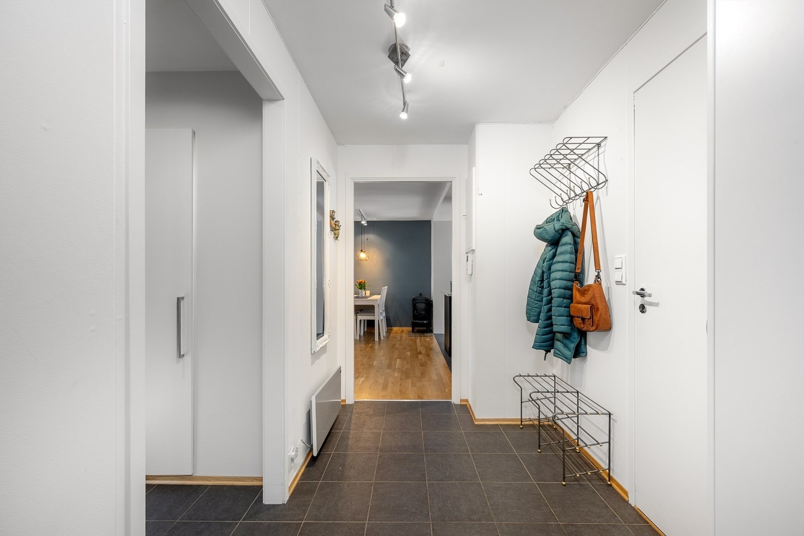 Entréen har god plass for oppheng av yttertøy og praktiske skap for oppbevaring. Galleribilde