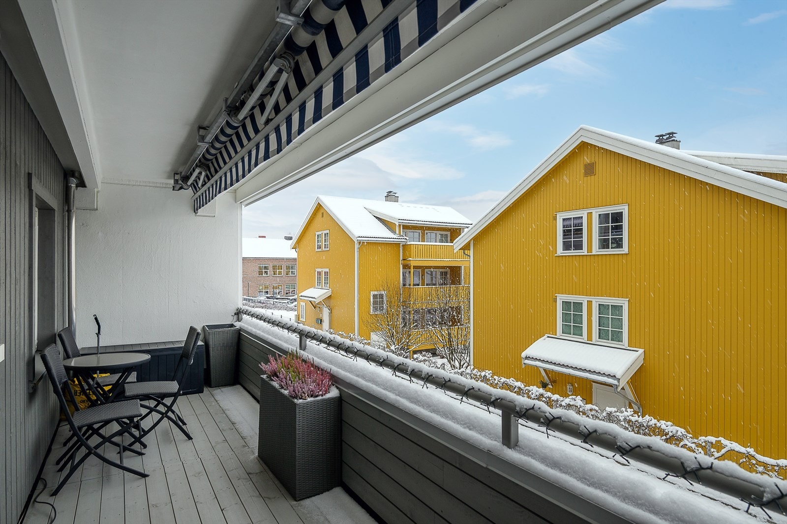 Balkongen har god plass til utemøbler og fine solforhold. Galleribilde