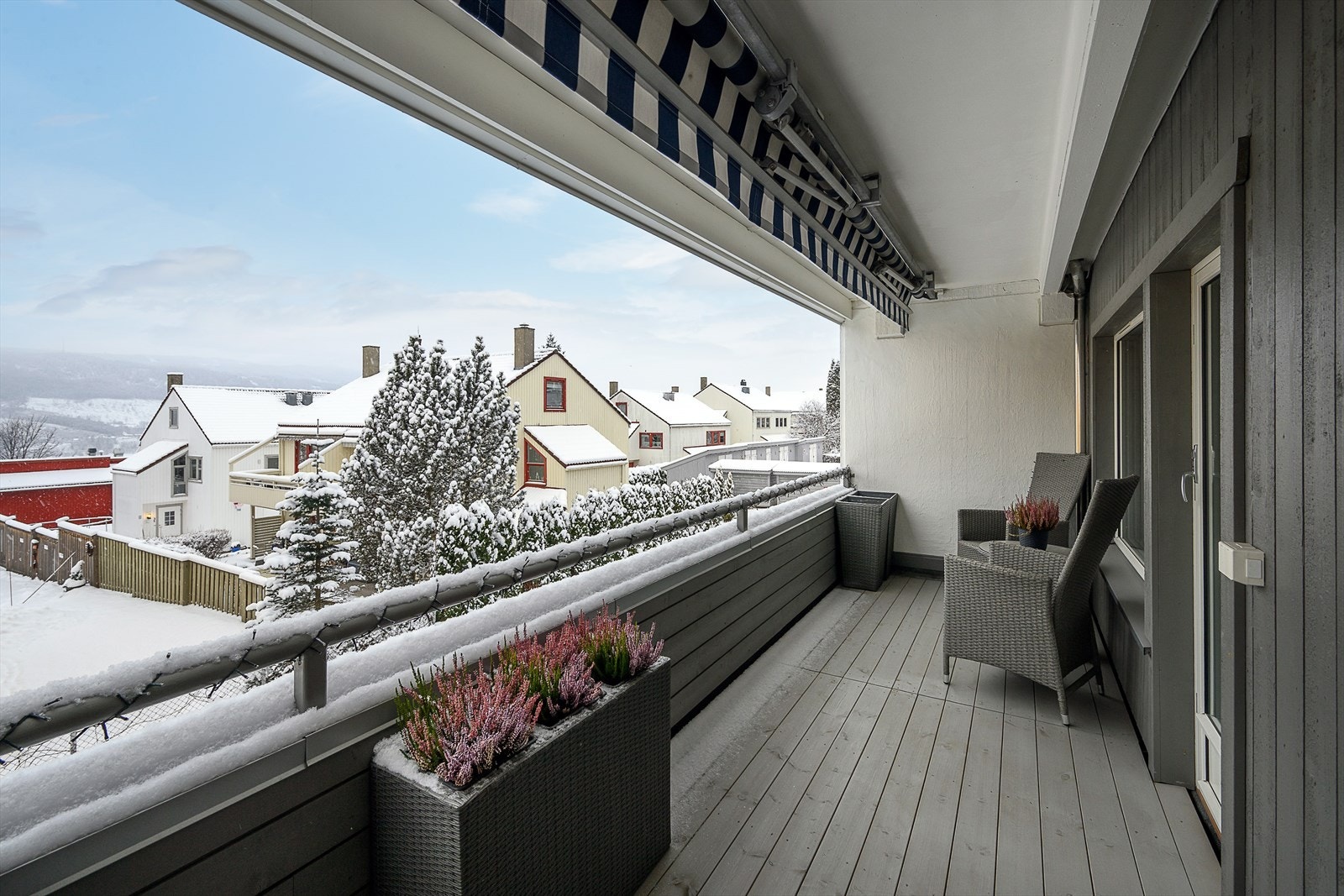 Fra stuen er det utgang til en takoverbygget og vestvendt balkong på 12,5 m². Galleribilde