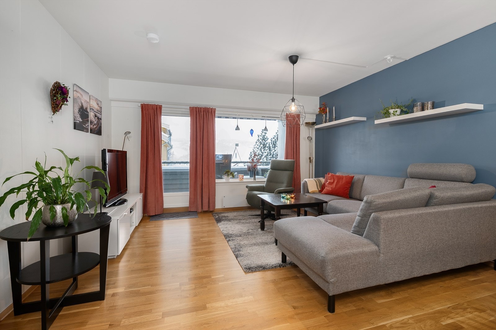 Store vindusflater slipper inn rikelig med naturlig lys og gir utsyn mot nærområdet. Galleribilde