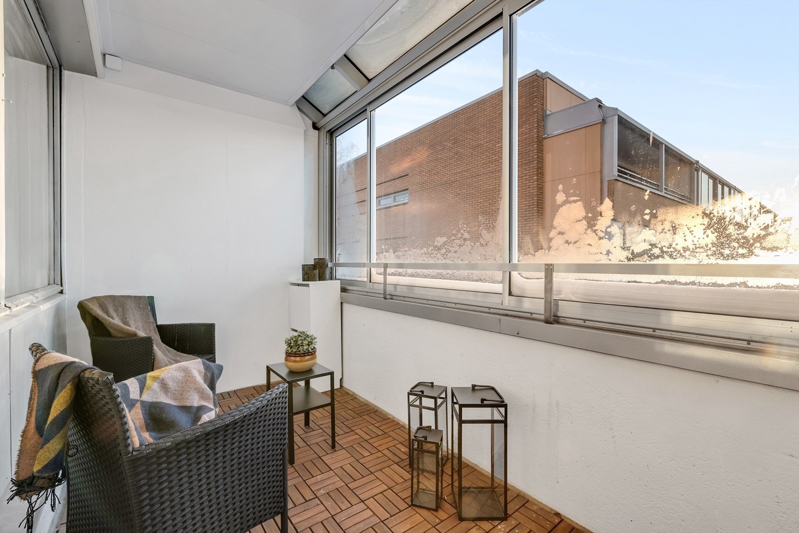 Den innglassede balkongen har god plass til en hyggelig sittegruppe. Galleribilde