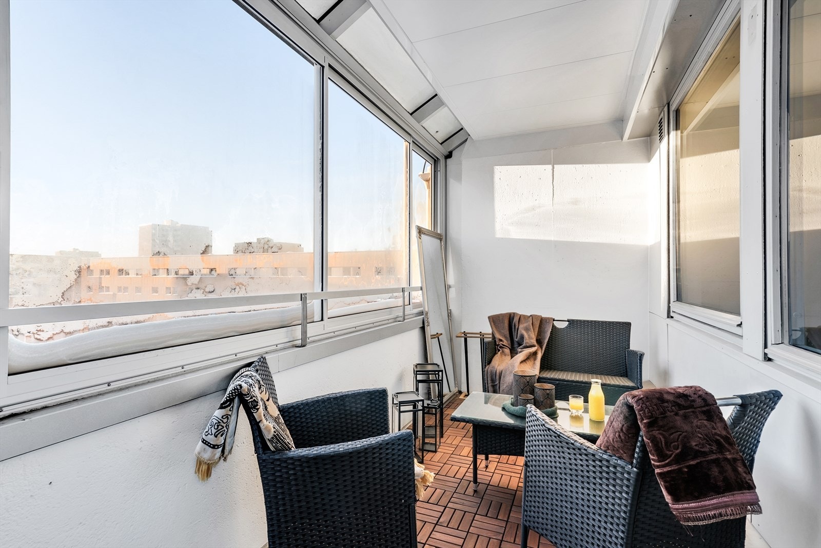 Fra stuen er det utgang til en hyggelig innglasset balkong. Et lunt uterom som kan benyttes store deler av året. Galleribilde