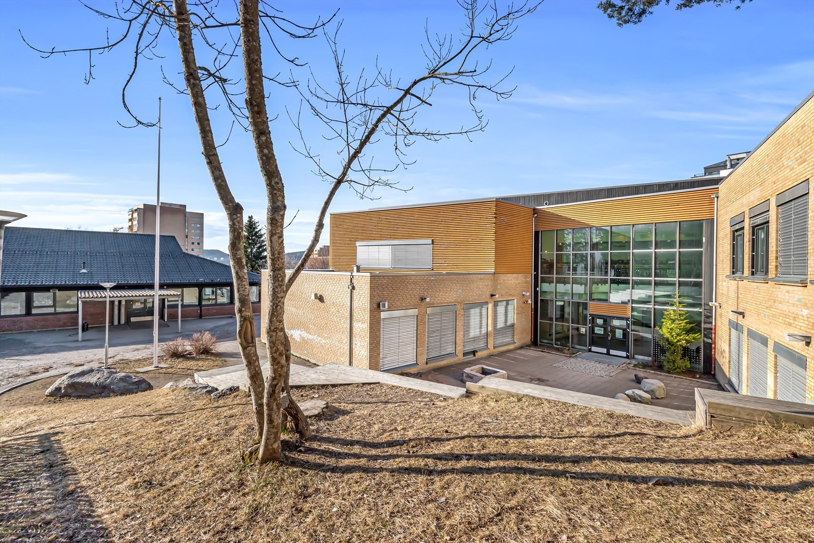 Det er flere barnehager i nærområdet, som blant annet Fagerholt, Stubberudlia og Barneslottet. Galleribilde