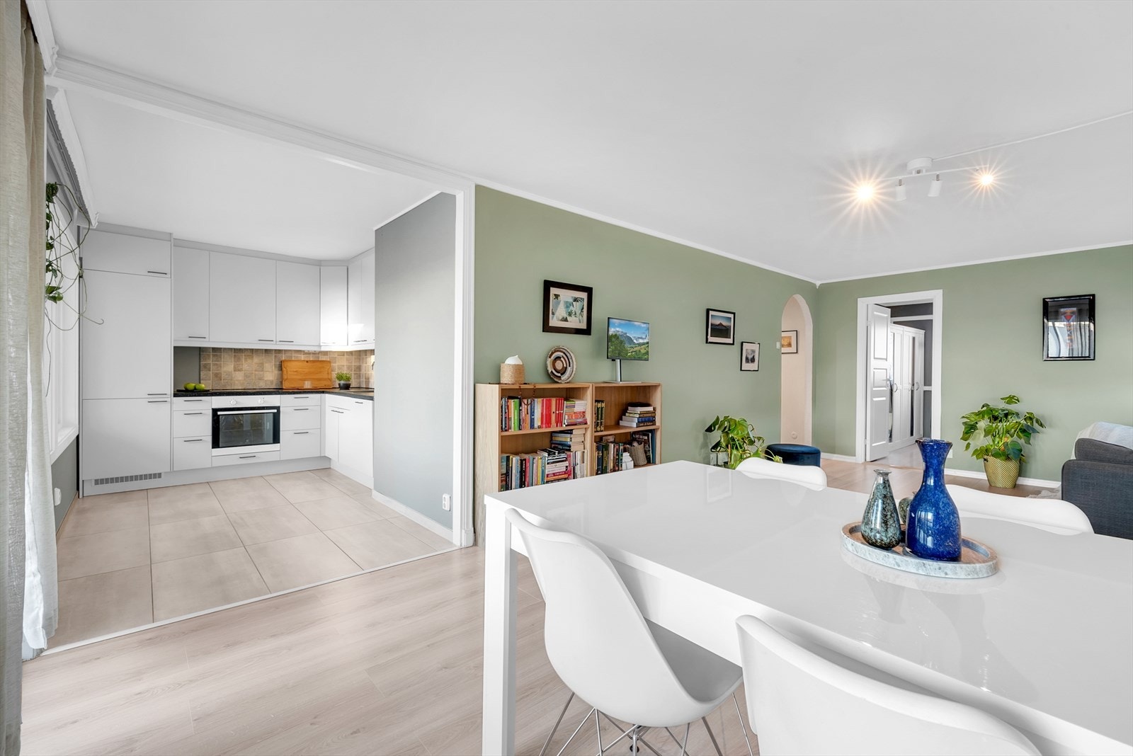 Den delvis åpne løsningen mellom stue og kjøkken skaper en sosial og luftig atmosfære. Galleribilde