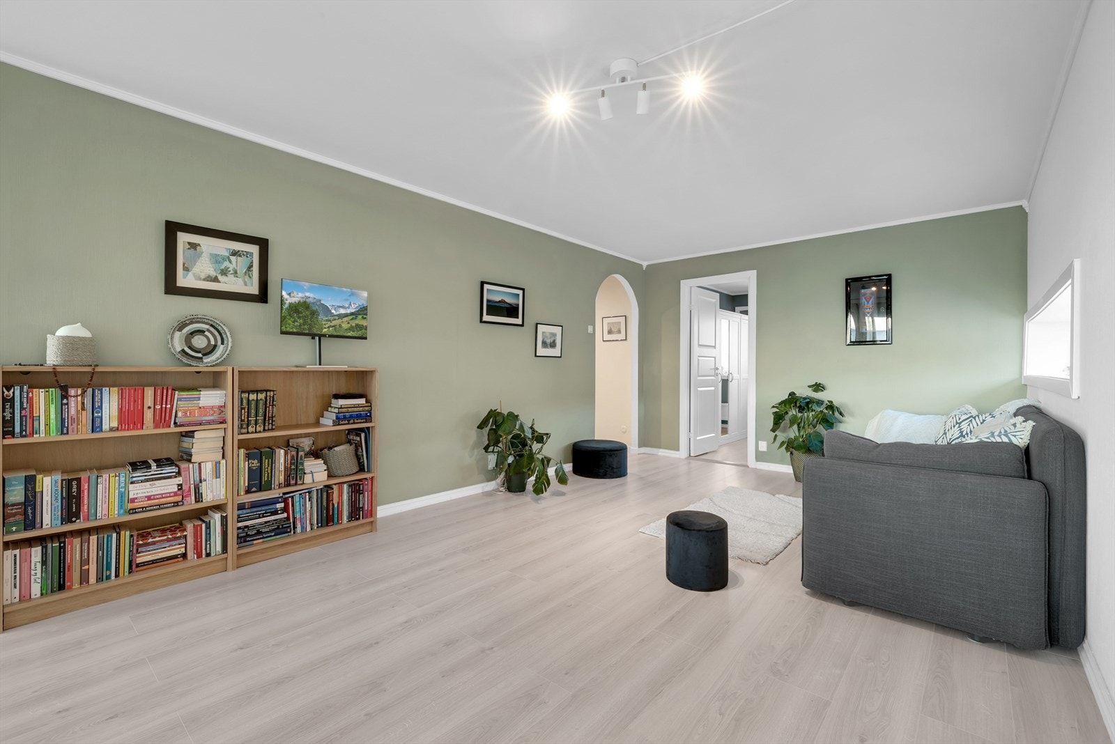 Stuen har gode lysforhold og en fleksibel utforming som gir flere møbleringsmuligheter. Galleribilde