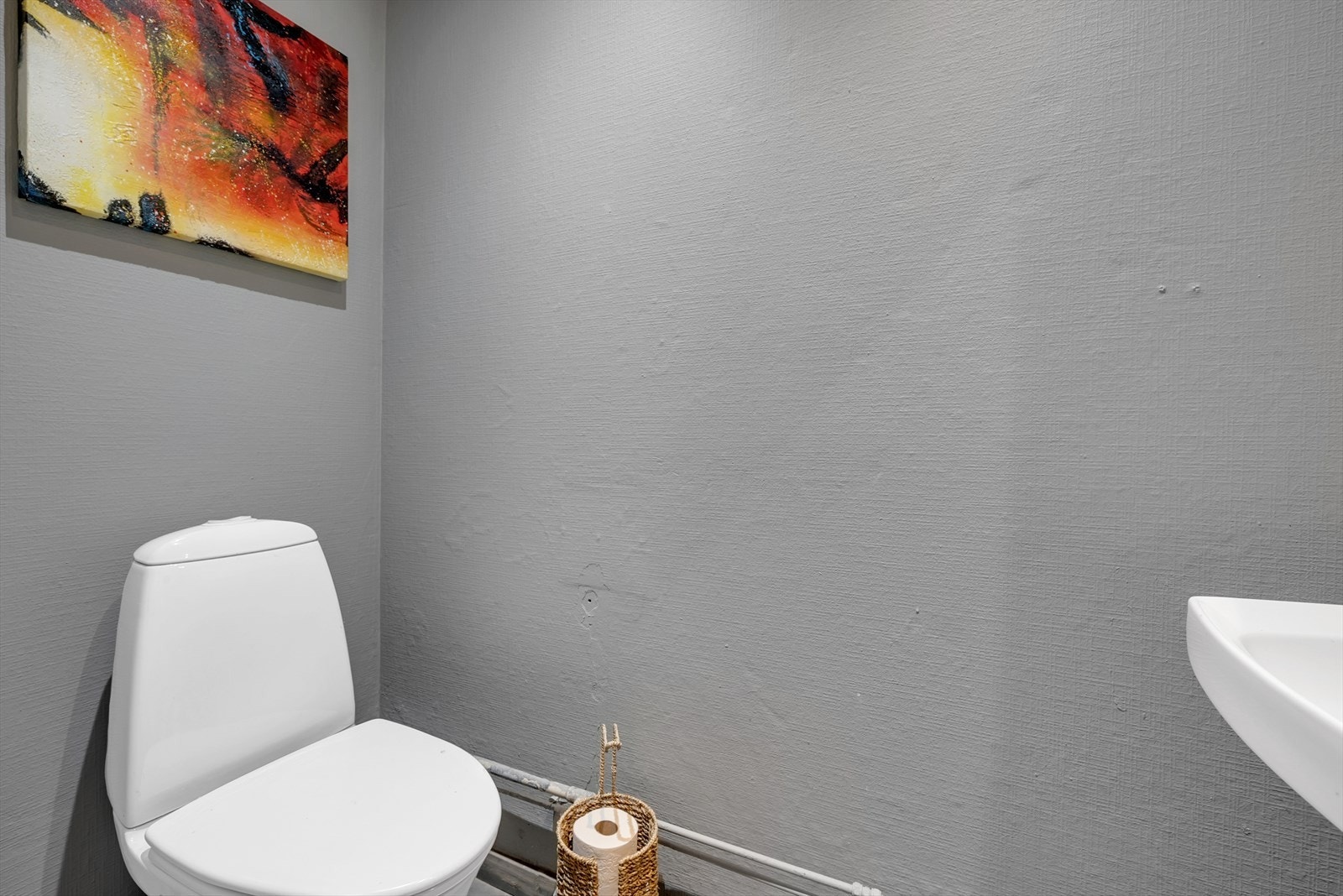 Praktisk separat toalettrom, i tillegg til leilighetens hovedbad. Galleribilde