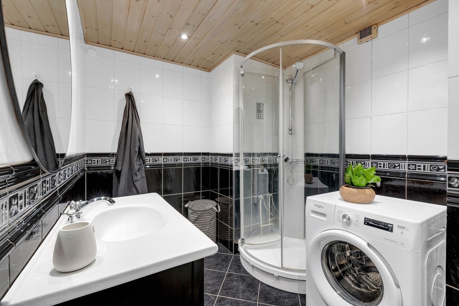 God plass til vaskesøyle på badet, noe som forenkler klesvasken i hverdagen. Galleribilde