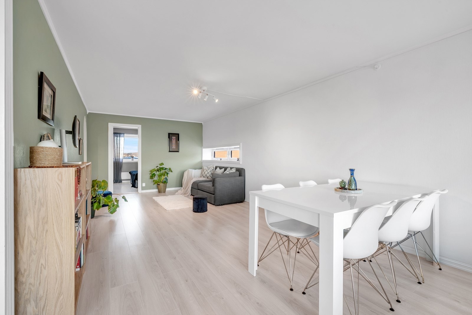 Stuen er romslig og lett å møblere, med plass til både spisebord og en egen sofagruppe. Et ekstra vindu i endeveggen slipper inn mer lyst i stuen. Galleribilde