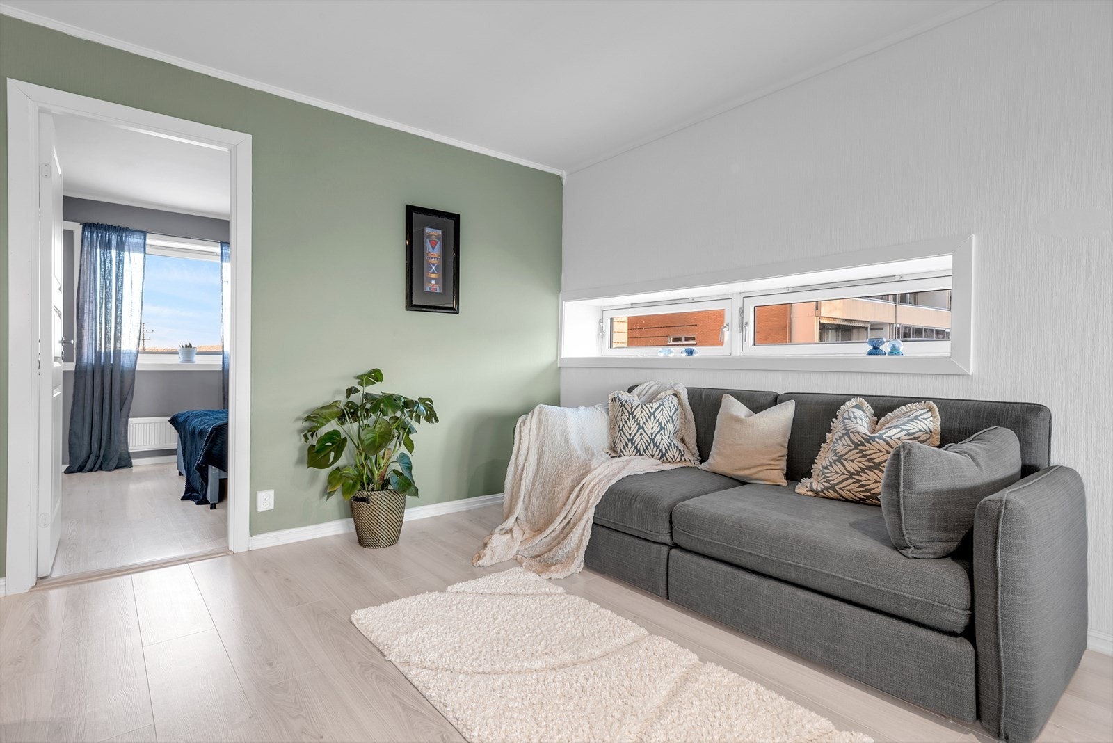 Fra stuen er det adkomst til et av leilighetens to soverom. Galleribilde