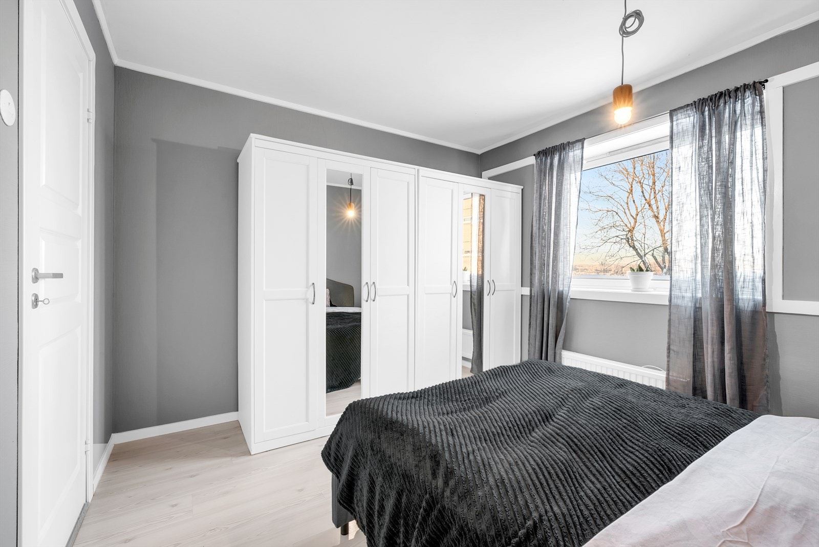 En stor og garderobeløsning gir godt med oppbevaring og en god romfølelse. Galleribilde