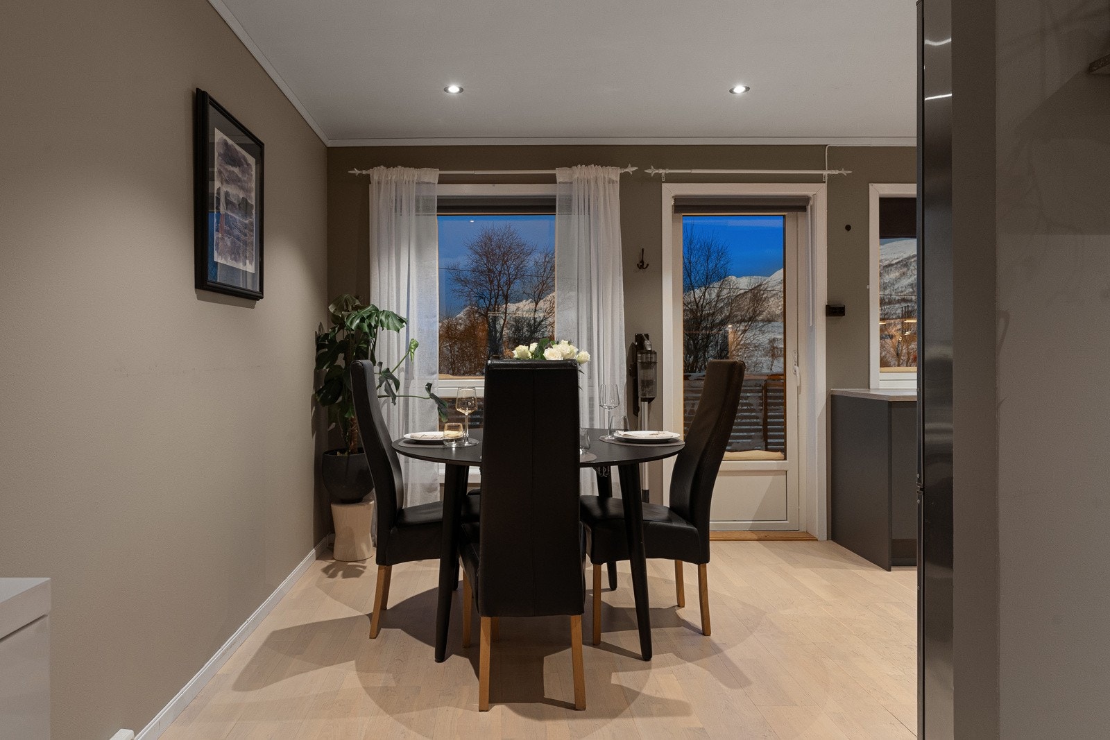 Fra kjøkkenet er det utgang til veranda på baksiden av boligen. Galleribilde