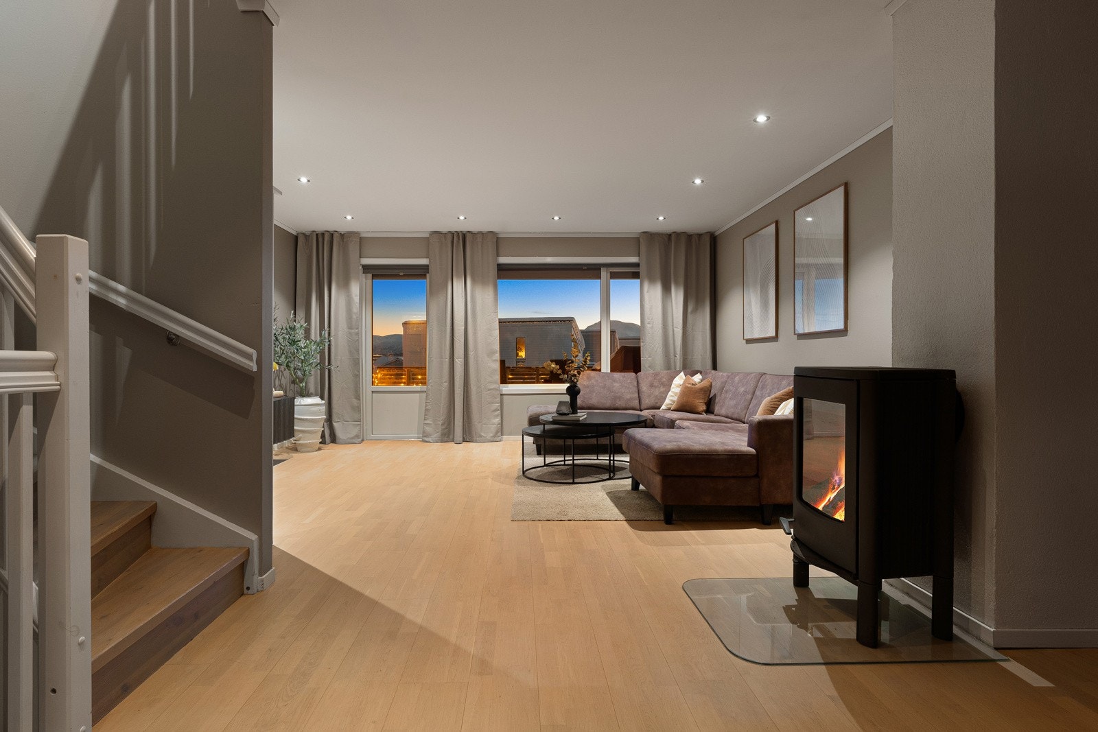 Stuen har vedfyring som gir lun varme. I tillegg er det installert varmepumpe i trappeoppgang i 2025. Galleribilde