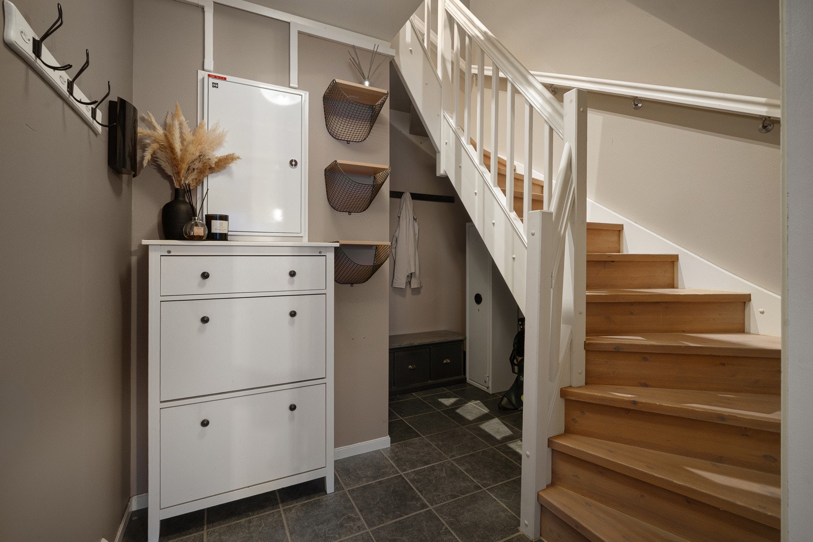 Entre/hall 1.etasje. Galleribilde