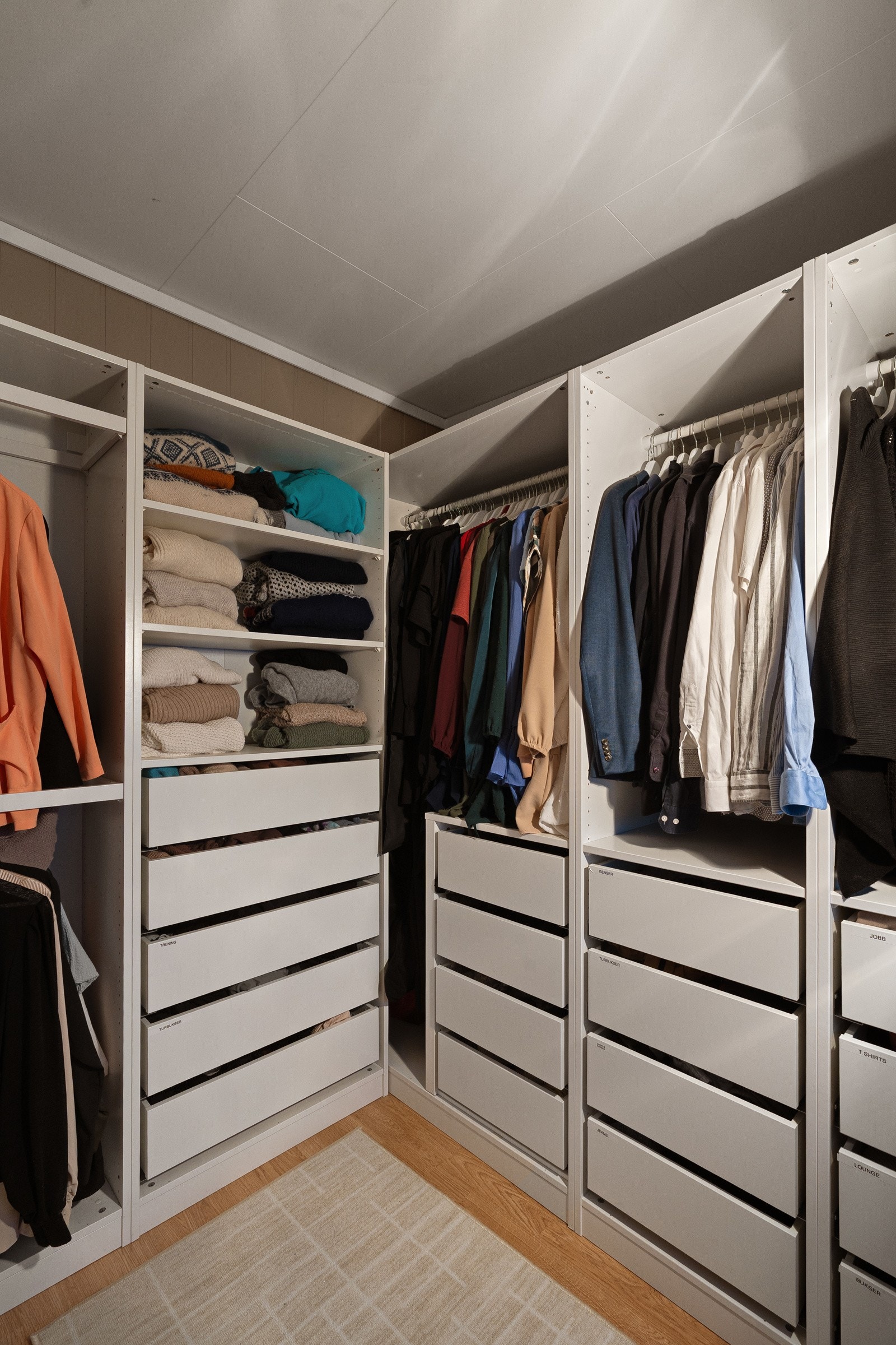 Walk-in garderobe. Galleribilde