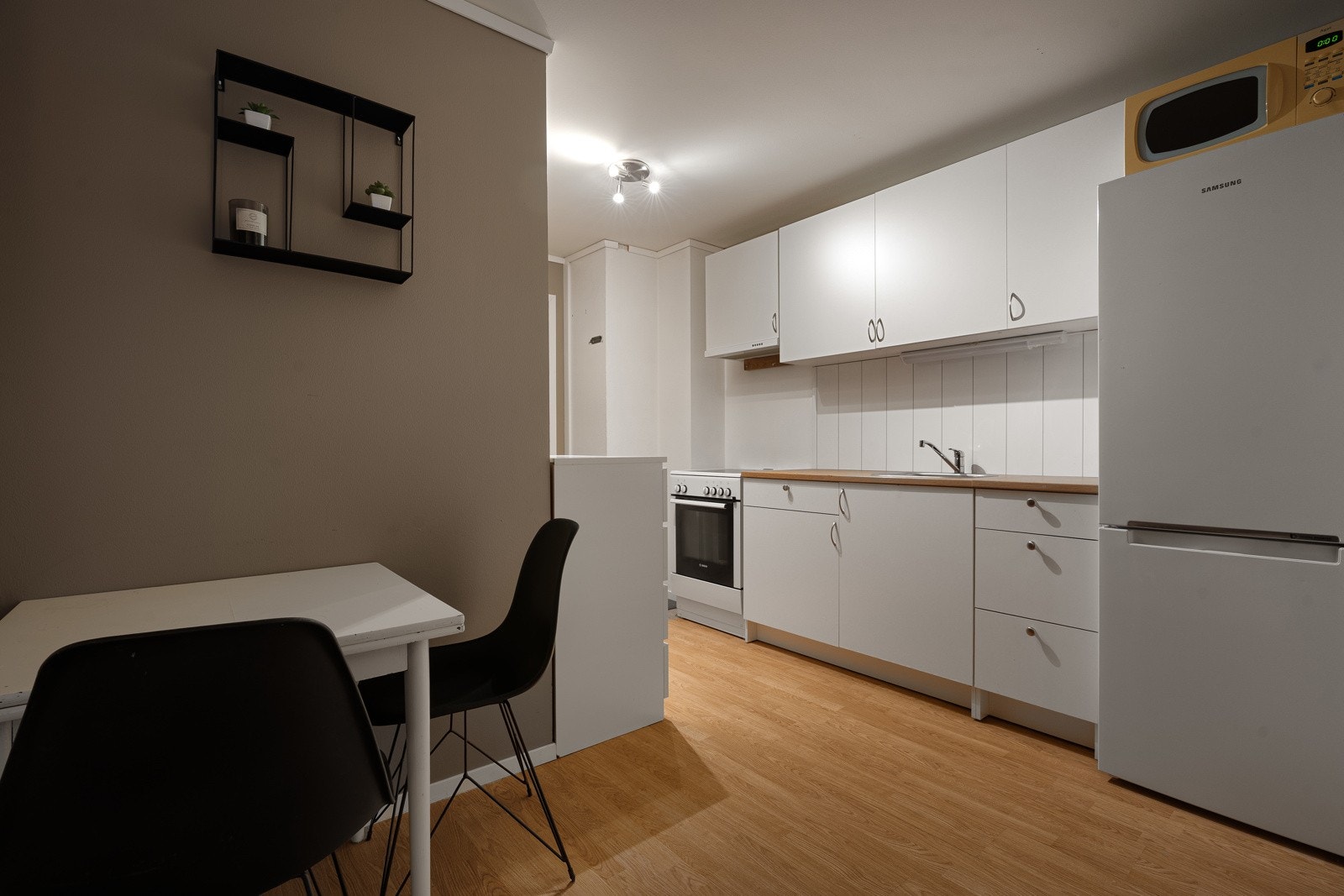 Hybelutleie som pt genererer kr 8000 pr mnd. Med enkle grep kan hybel integreres i hoveddel. Galleribilde