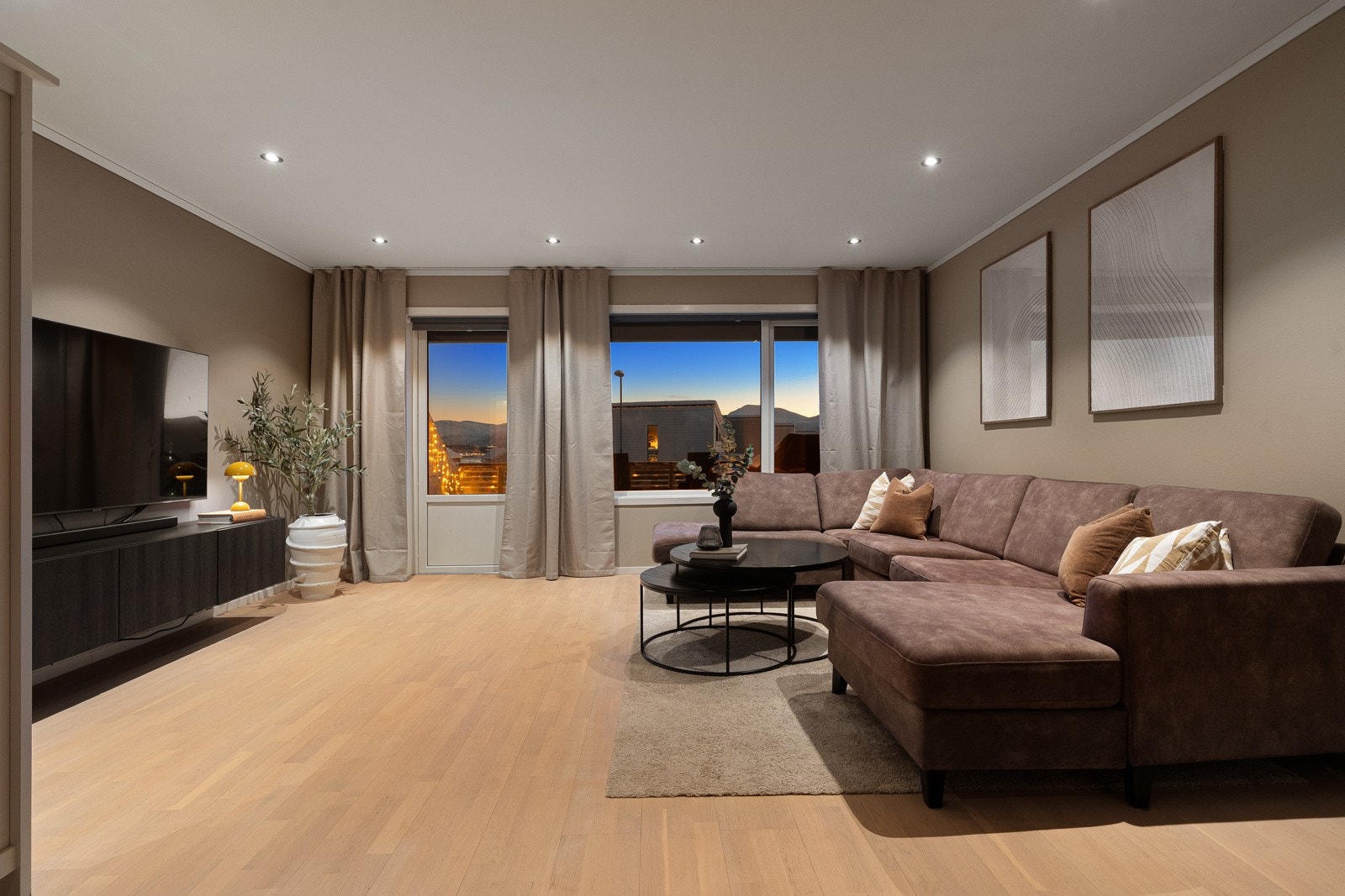 Lys og delikat stue med downlights i himling. Fin utsikt fra store vindusflater. Galleribilde