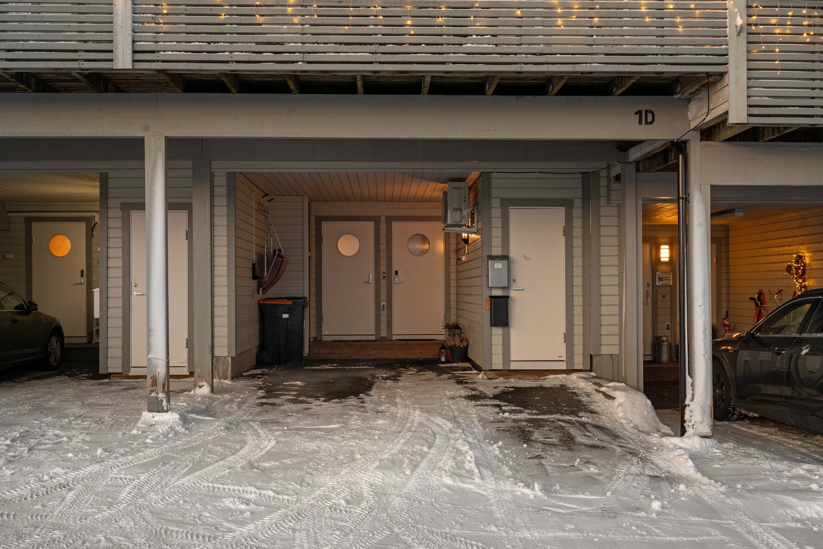 Parkering i carport og mulighet for gjesteparkering på tomt og i nærområdet. Galleribilde