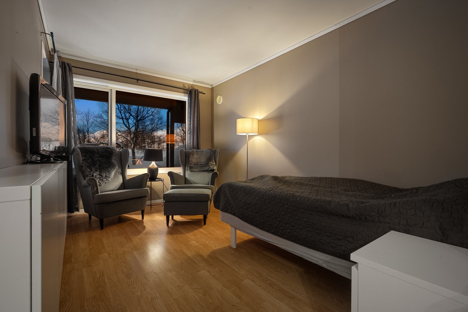 Mulighet for utleie av hybelleilighet på første plan med egen inngang som generer gode leieinntekter. Galleribilde