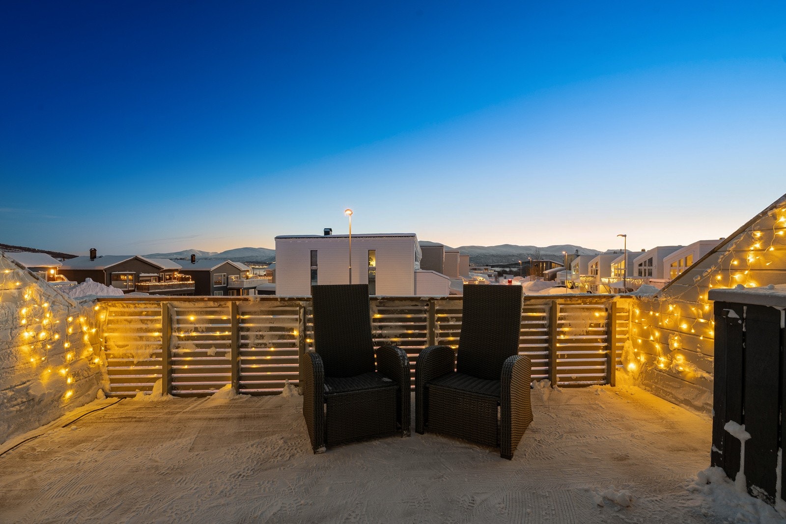 Boligen har markterrasse og to romslige verandaer. Den ene med nydelig utsikt mot Tromsøya og Sandnessundet og den andre mot flotte naturområder og Rødtind. Galleribilde