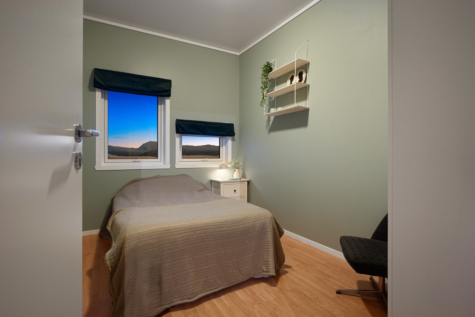 Alle soverom har plass til både dobbelseng og garderobeløsning. Galleribilde