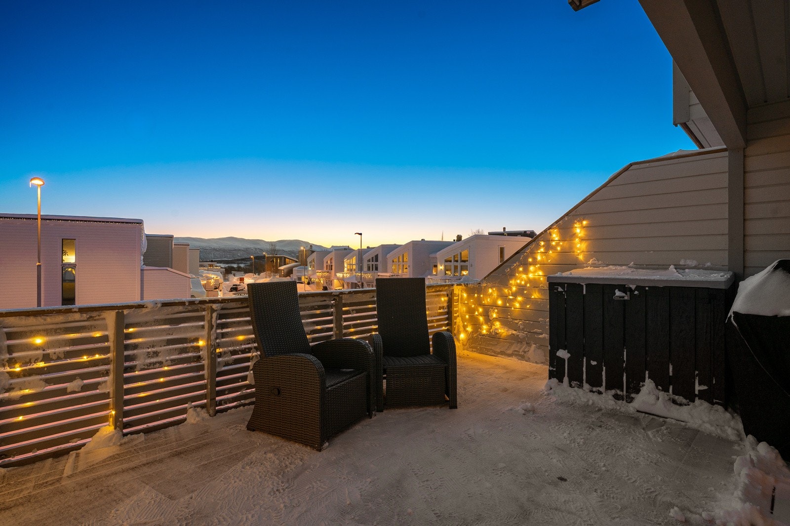 Veranda på begge sider av boligen som gir svært gode sol- og utsiktsforhold. Galleribilde