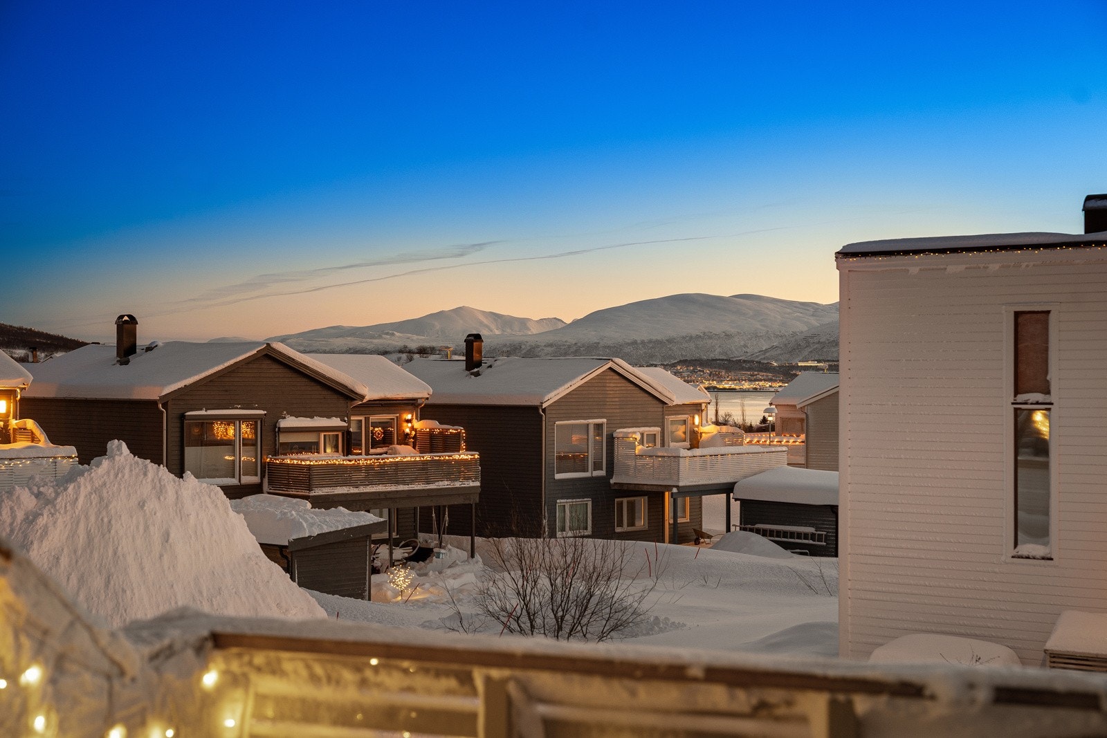 Veranda på fremsiden er romslig og har gode solforhold og flott utsikt. Galleribilde