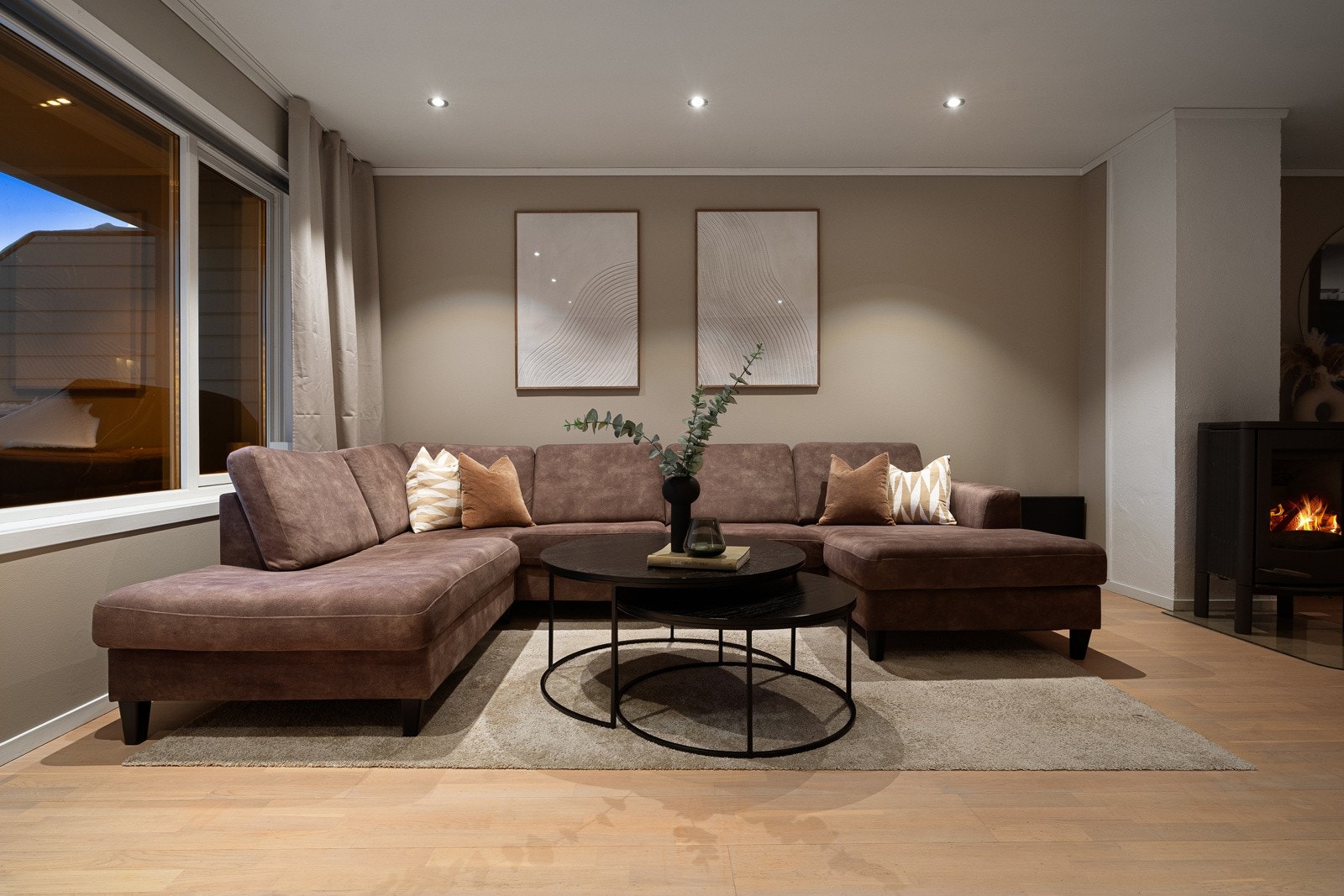 De siste 2 år er overflater malt, samt olje og vokset innvendige gulv. Galleribilde