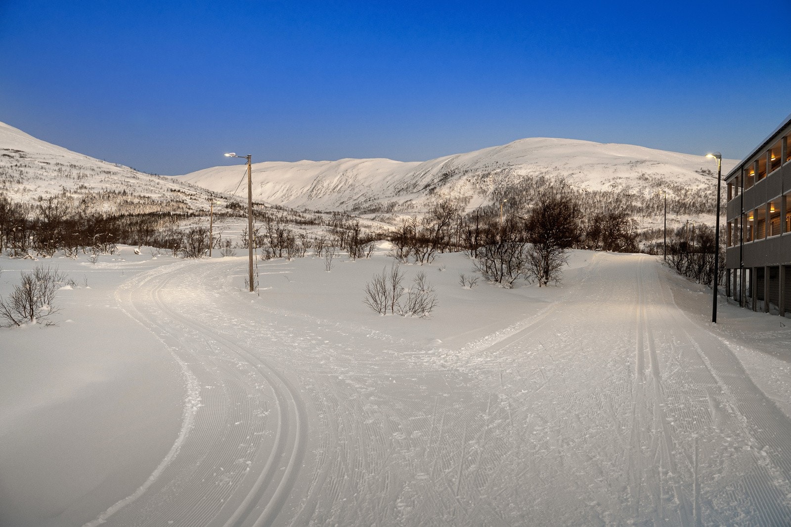 Boligen grenser til friareal med lysløype og turstier som kan nyttes året rundt. Galleribilde