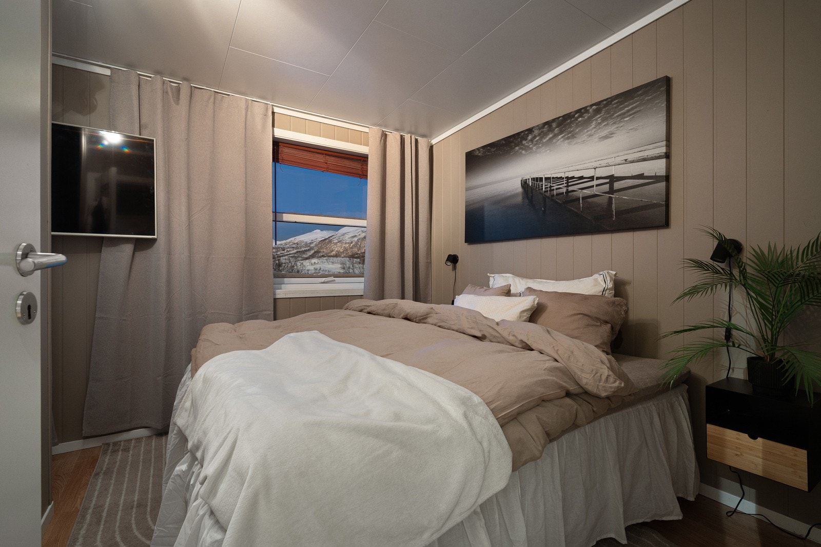 Hovedsoverom på tredje plan er meget romslig med egen walk-in garderobe. Galleribilde