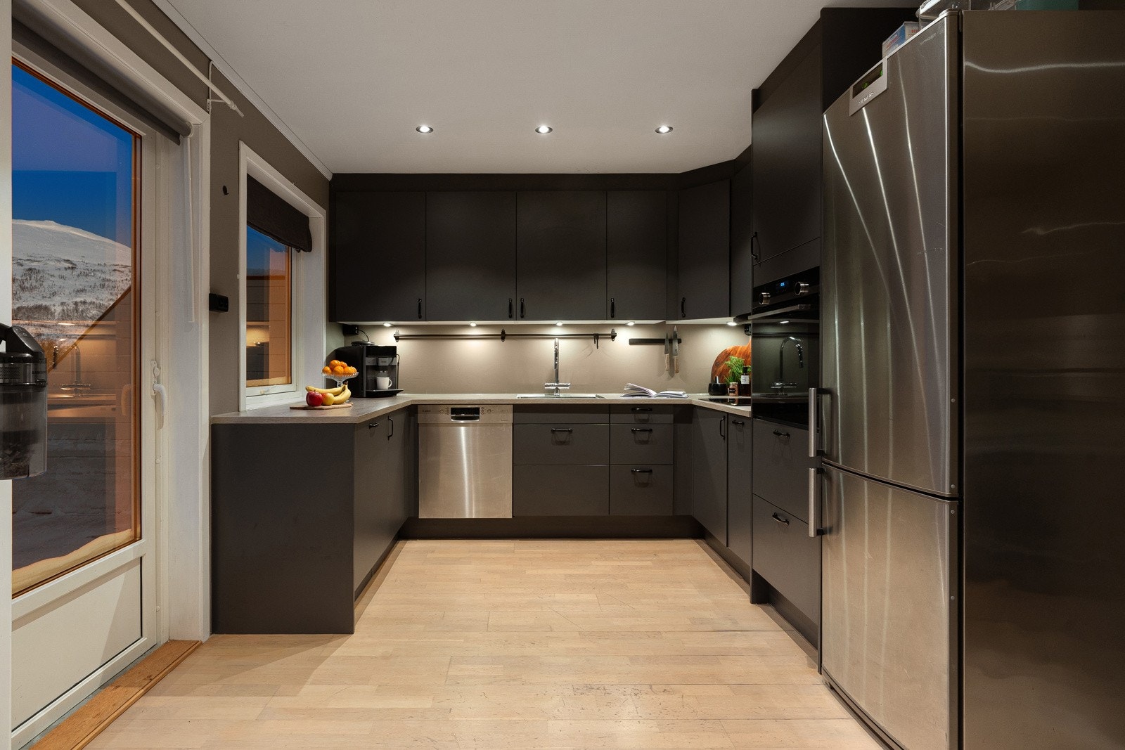 Kjøkkenet har smarte løsninger, som sokkelskuffer og ekstra kjøkkenbenk. Galleribilde