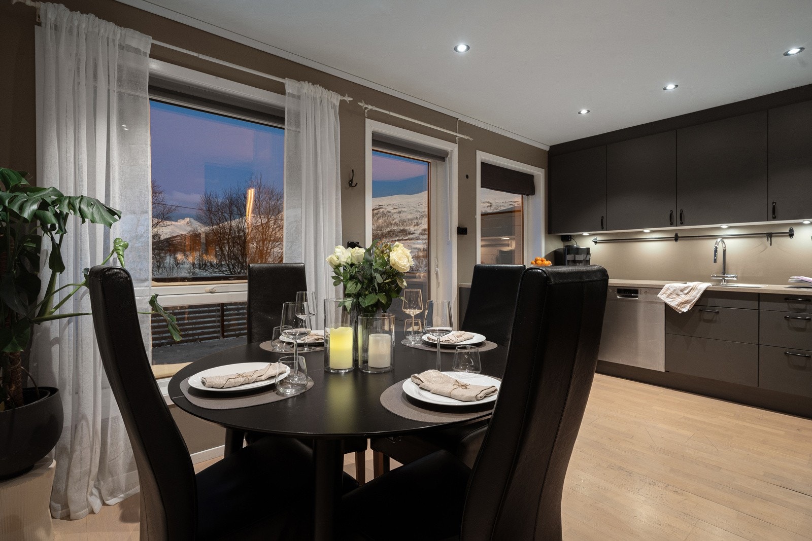 Pent kjøkken fra 2021 med integrert komfyr og induksjonstopp. Frittstående hvitevarer som kjøl/fryseskap og oppvaskmaskin. Galleribilde