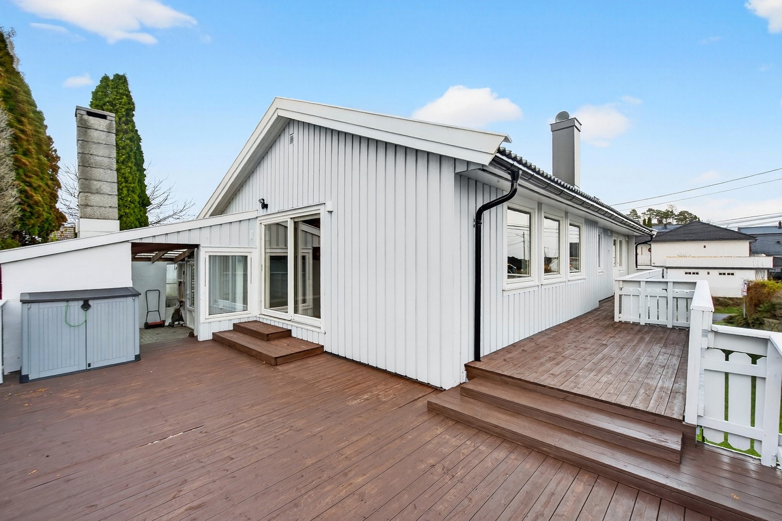 Solrik og usjenert terrasse med hagestue og utepleis. Her er det fine muligheter for å skape seg hyggelig uterom. Galleribilde