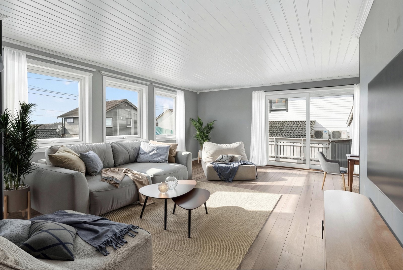 Fra stuen i 1.etg er det utgang til terrassen med hagestue. (Bildet er digitalt møblert) Galleribilde