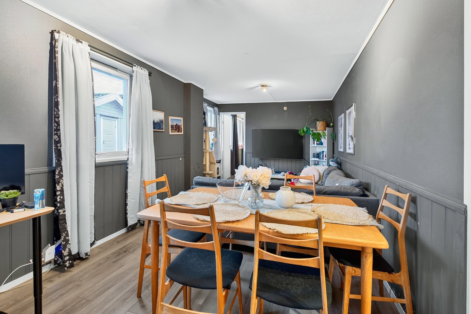 LEILIGHET: Stue Galleribilde