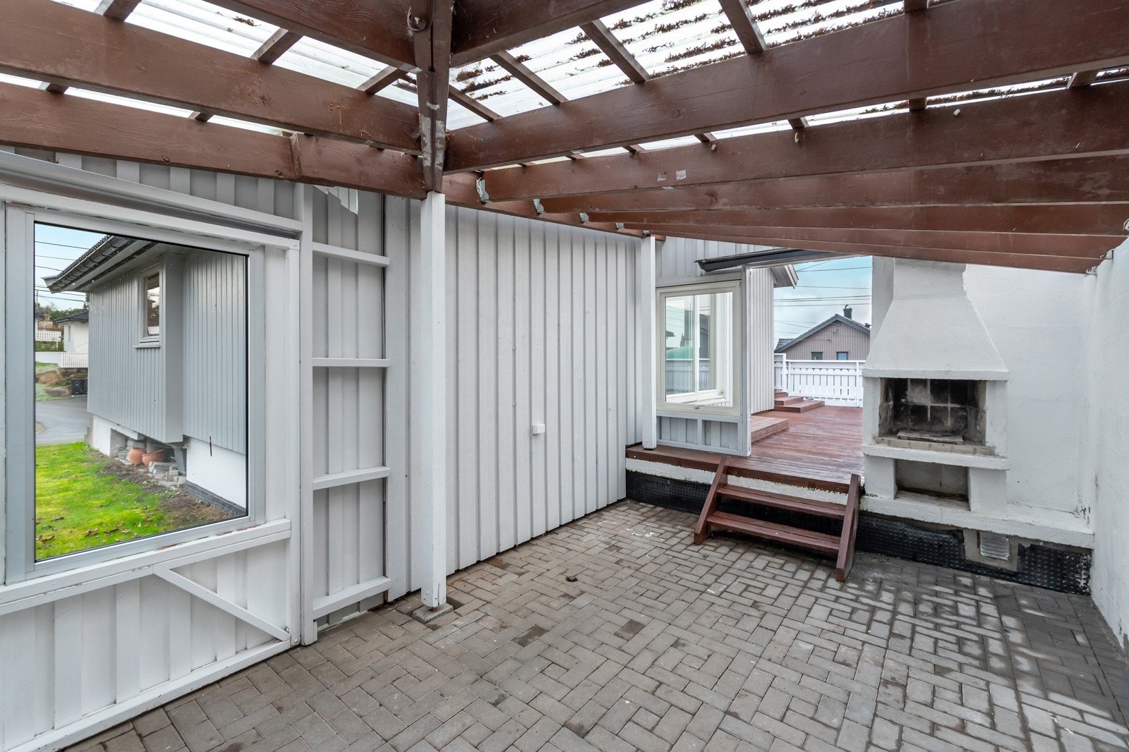 Hyggelig utestue med peis i kombinasjon med stor terrasse. Galleribilde