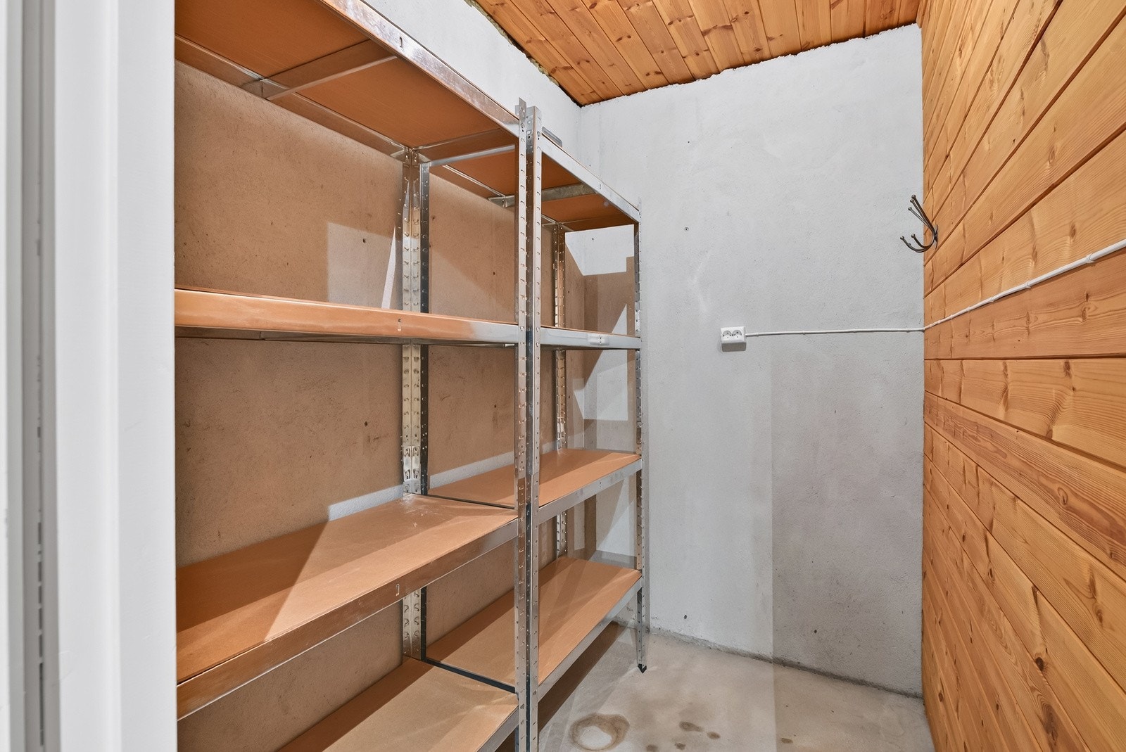 Underetasjen har 2 bodrom i tilknyttning til hoveddelen, samt vaskerom og integrert garasje med bod. Galleribilde