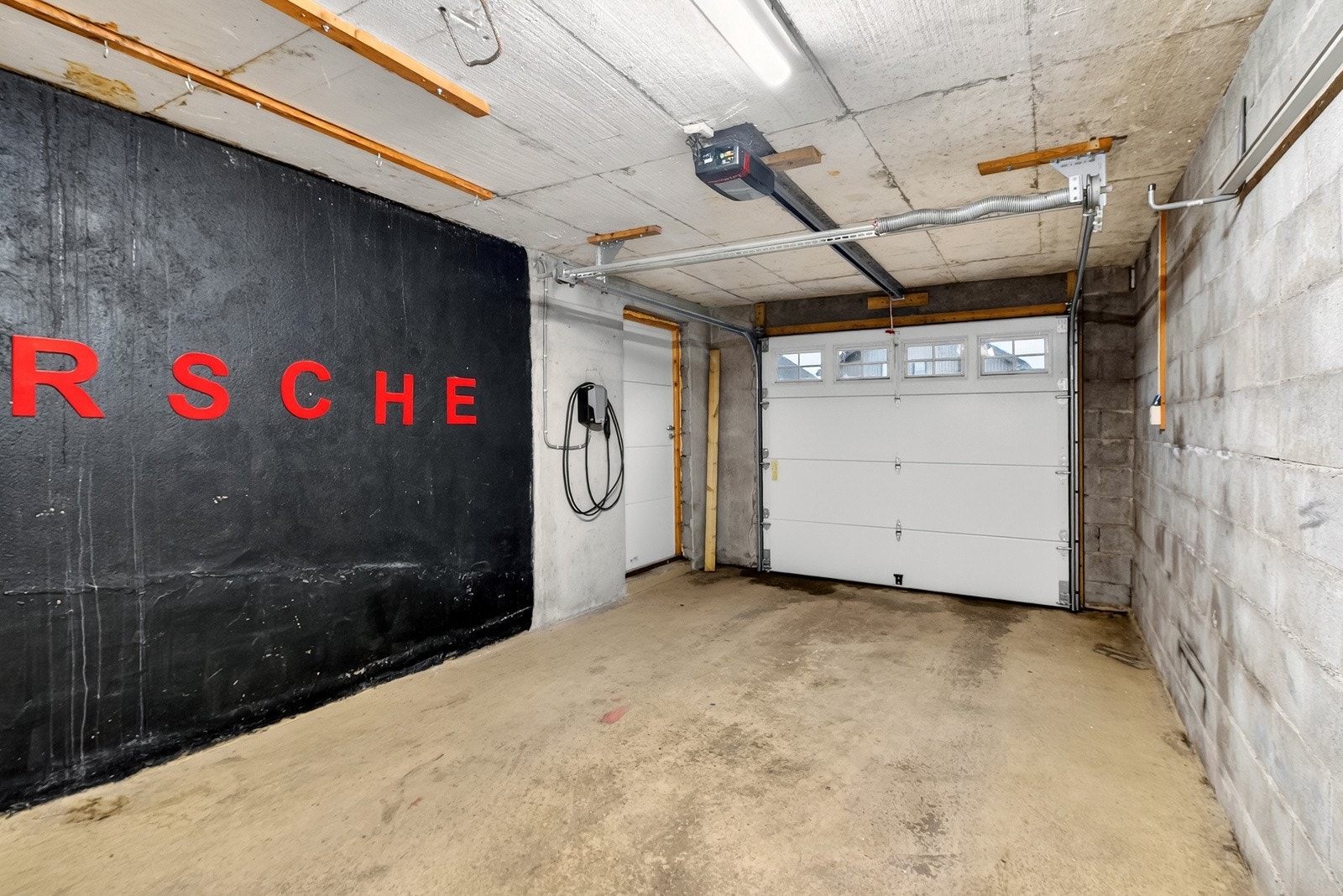 Integrert garasje med elektrisk portåpner. Galleribilde