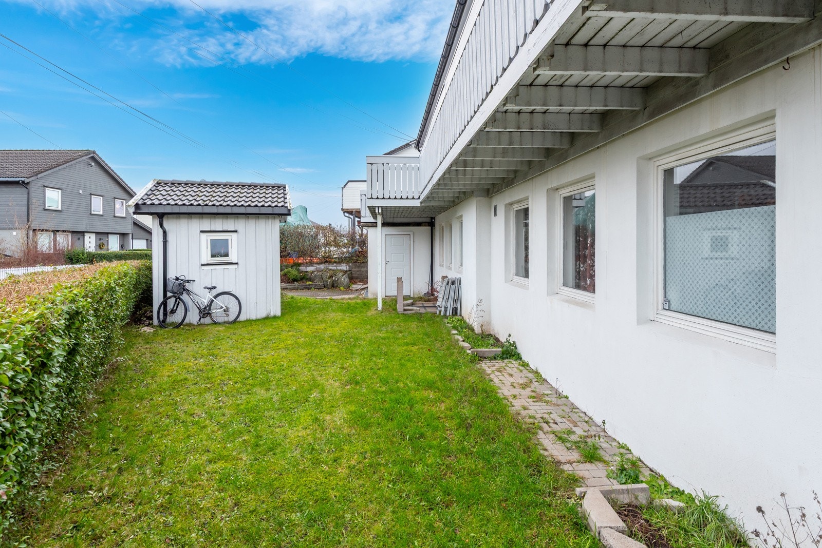 Frittliggende redskapsbod i hagen. Galleribilde