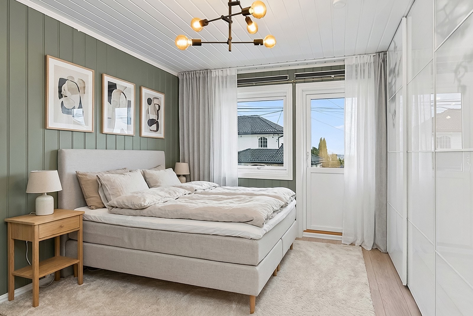 Soverom 2 i 1.etg. har utgang til terrasse, og stor garderobe med skyvedørsløsning.(Bildet er digitalt møblert) Galleribilde