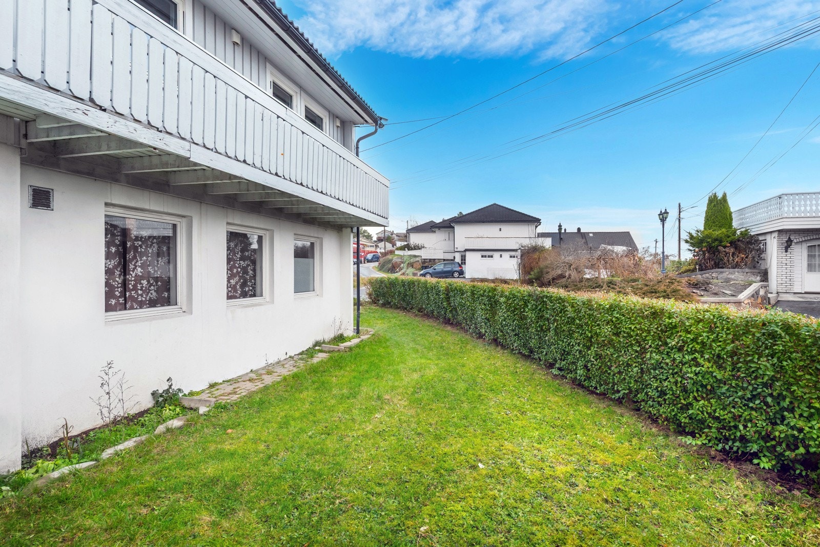 Hagen er opparbeidet med plen og hekk som rammer inne eiendommen. Galleribilde