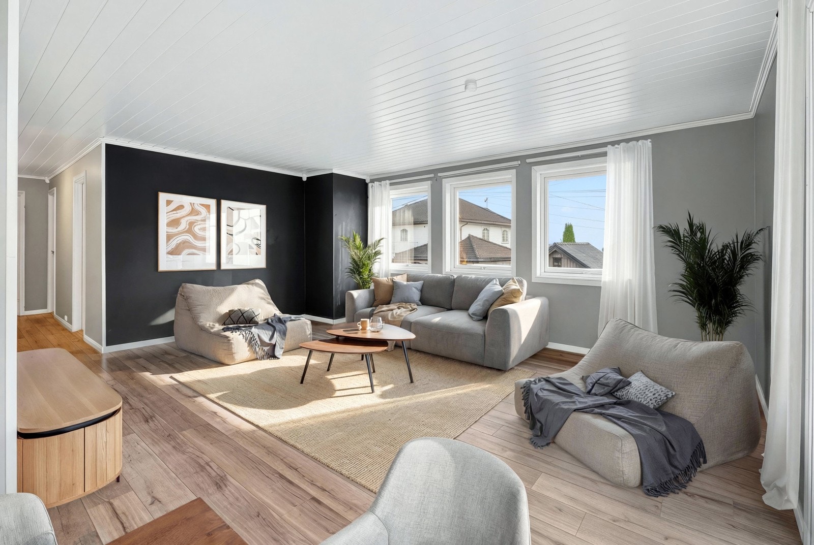 Flere vindusflater som gir rikelig med naturlig lys og gode flater gir fine møbleringsmuligheter.(Bildet er digitalt møblert) Galleribilde