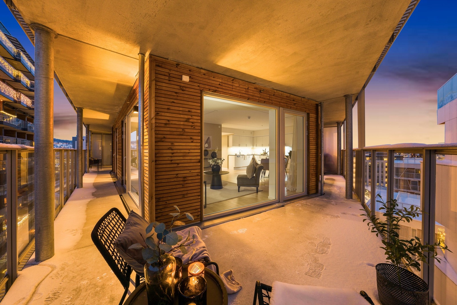 Balkongen strekker seg rundt omtrent hele leiligheten. Galleribilde