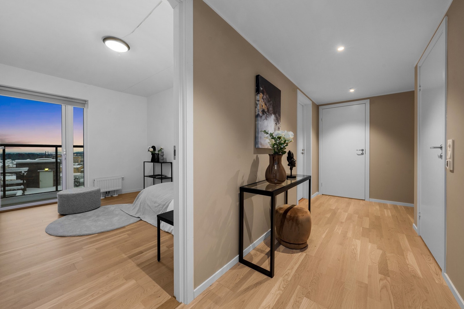 Gangen knytter soverommene sammen og gir en tydelig adskillelse mellom private og sosiale soner. Galleribilde